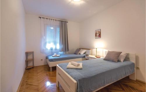1 Schlafzimmer mit 2 Betten und einem Fenster in der Unterkunft Awesome Apartment In Ploce With Kitchen in Ploče