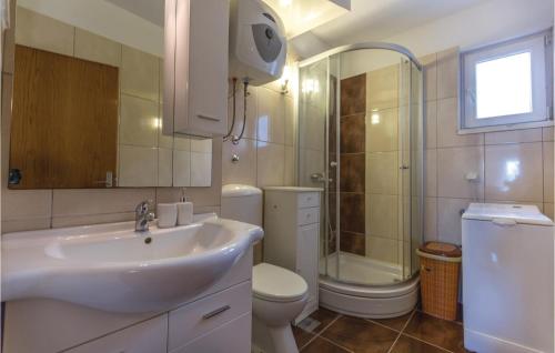 Koupelna v ubytování Awesome Apartment In Ploce With Kitchen