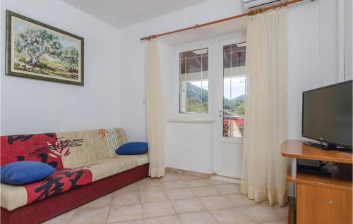 Televízia a/alebo spoločenská miestnosť v ubytovaní Apartment Ston With Sea View Iv