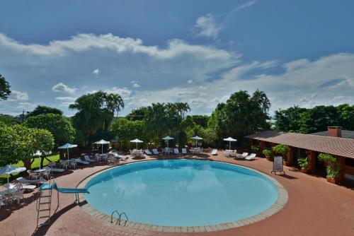 Bazén v ubytování Hotel Deville Express Guaira nebo v jeho okolí