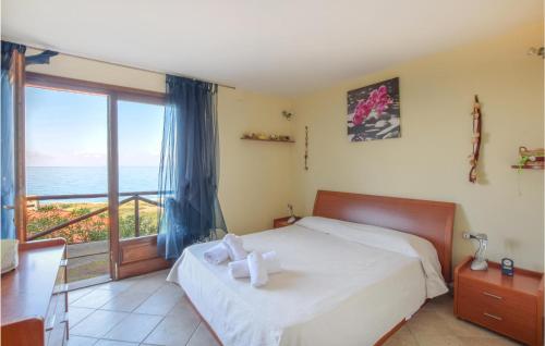 een slaapkamer met een bed en uitzicht op de oceaan bij Casa Costa Verde in Arbus