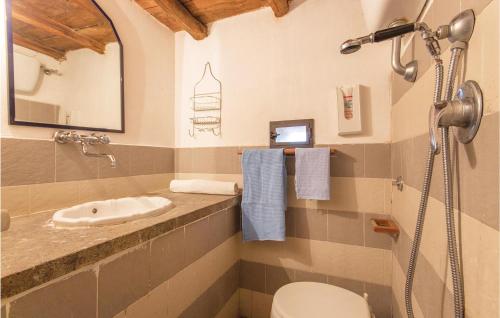 y baño con lavabo y ducha. en Castello Rocchette, en Celleno