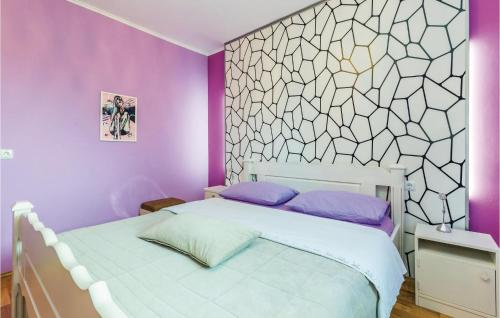 A bed or beds in a room at Amazing Home In Moravice With 3 Bedrooms, Wifi And Outdoor Swimming Pool