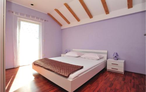 Postel nebo postele na pokoji v ubytování Lovely Home In Trilj With Kitchen