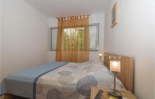 Kama o mga kama sa kuwarto sa Amazing Apartment In Prigradica With 3 Bedrooms And Wifi