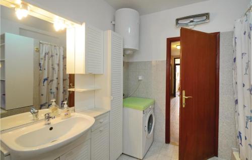 Bilik mandi di Beautiful Home In Vinez With 5 Bedrooms, Wifi And Outdoor Swimming Pool
