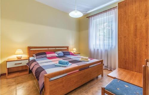Un pat sau paturi într-o cameră la Amazing Home In Porec With 2 Bedrooms, Wifi And Outdoor Swimming Pool
