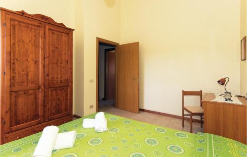 QuerceにあるApt, 11のベッドルーム1室(緑のベッド1台、木製キャビネット付)