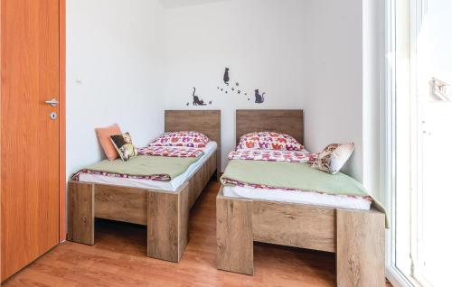 Cama o camas de una habitación en Nice Home In Jadrija With Outdoor Swimming Pool