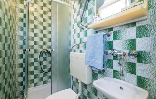 Phòng tắm tại Gorgeous Apartment In Novi Vinodolski With Kitchen