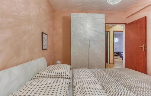 - une chambre avec un lit avec deux oreillers et un placard dans l'établissement Amazing Home In Vinovo Gornje With Wifi, à Gornje Utore