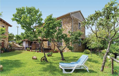 a yard with a chair in front of a house at Awesome Apartment In Castellabate Sa in Castellabate