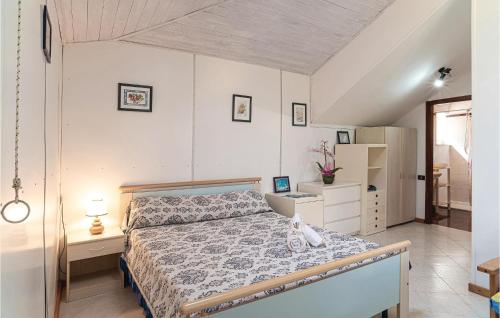カステッラバーテにあるAwesome Apartment In Castellabate Sa With 1 Bedrooms And Wifiのベッドルーム1室(ベッド1台、ドレッサー、ベッドサイドサイドサイドサイドサイドサイドサイドサイドサイドサイドサイドサイドサイドサイドサイドサイドサイドサイドサイドサイドサイドサイドサイドサイドサイドサイドサイドサイドサイドサイドサイドサイドサイドサイドサイドサイドサイドサイドサイドサイドサイドサイドサイドサイドサイドサイドサイドサイドサイドサイドサイドサイドサイドサイドサイドサイドサイドサイドサイドサイドサイドサイドサイドサイドサイドサイドサイドサイドサイドサイドサイドサイドサイドサイドサイドサイドサイドサイドサイドサイドサイドサイドサイド付きサイドサイドサイド付きサイドサイドサイド付きサイド付きベッド)