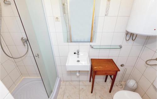 Kúpeľňa v ubytovaní Gorgeous Apartment In Klenovica With Kitchen