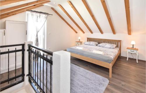 - une chambre avec un lit et un escalier avec une fenêtre dans l'établissement Nice Home In Pucisca With Outdoor Swimming Pool, à Pučišća