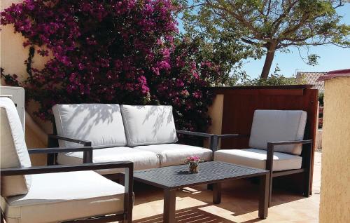 2 chaises, un canapé et une table sur la terrasse dans l'établissement Beautiful Home In Port La Nouvelle, à Port-la-Nouvelle