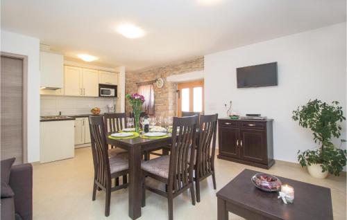 Kuchyňa alebo kuchynka v ubytovaní Two-Bedroom Holiday Home 0 In Filipana