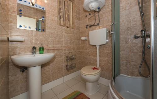een badkamer met een toilet, een wastafel en een douche bij Beautiful Apartment In Rogoznica With Wifi in Rogoznica