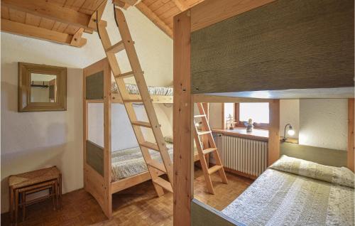 Zimmer mit 2 Etagenbetten und einem Bett in der Unterkunft Stunning Home In Castello Tesino With Kitchen in Castello Tesino