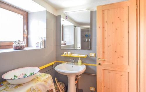 Ванная комната в Pet Friendly Home In Castello Tesino