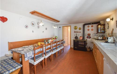 Кухня или мини-кухня в Pet Friendly Home In Castello Tesino
