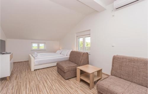Postel nebo postele na pokoji v ubytování Lovely Home In Bilisane With House A Panoramic View