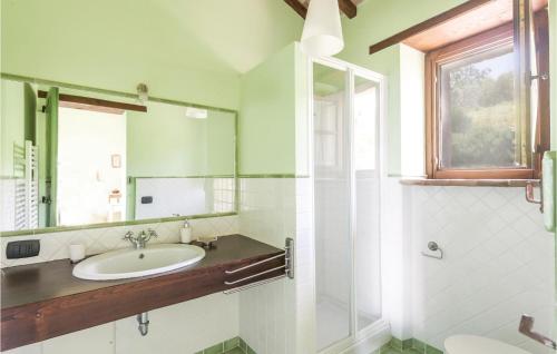 Santa Maria di RamiciにあるLiciaのバスルーム(洗面台、鏡付)
