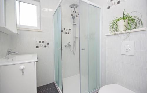 Koupelna v ubytování Awesome Home In Drvenik With Wifi