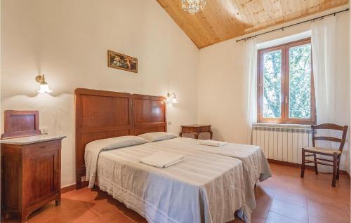 Gualdo CattaneoにあるResidenza Del Marcheseのベッドルーム1室(ベッド1台、テーブル、窓付)