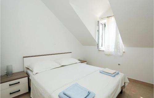 ein Schlafzimmer mit einem weißen Bett und einem Fenster in der Unterkunft Pet Friendly Home In Pucisca With Wifi in Pučišća