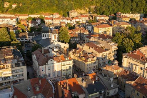 Nespecifikovaný výhled na destinaci Gabrovo nebo výhled na město při pohledu z apartmánu