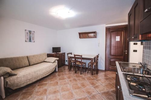 een woonkamer met een bank en een tafel bij Residence Aquila - Mono Chamousira in Brusson