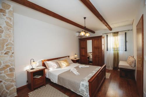 Postel nebo postele na pokoji v ubytování Holiday house Šokotini dvori