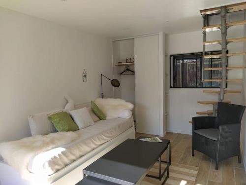 un salon avec un canapé et une table dans l'établissement La Hotte des écureuils, à Château-Thierry