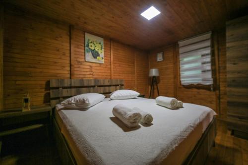 Een bed of bedden in een kamer bij şeker bungalov