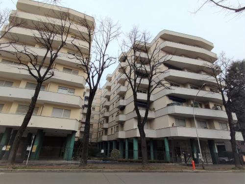 een appartementencomplex met bomen ervoor bij PIT STOP Apartment in Busto Arsizio