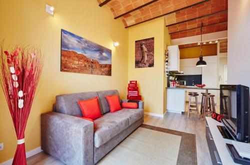 sala de estar con sofá y cocina en Lovely & bright Bogatell beach apartment en Barcelona