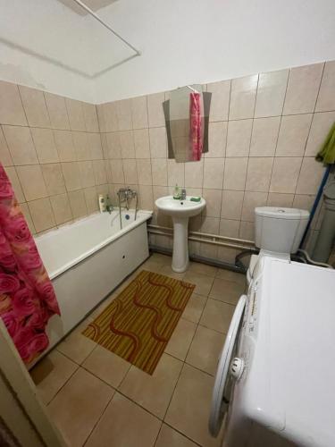 イジェフスクにあるApartment on Sivkovaのバスルーム(バスタブ、洗面台、トイレ付)