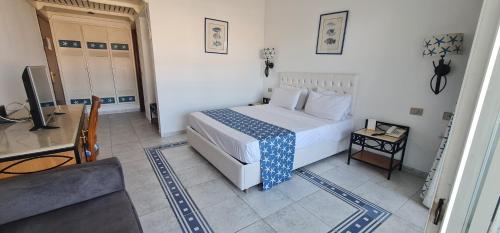 een slaapkamer met een bed, een tafel en een televisie bij Apartment at domina coral bay aquamarine , resort spa e casino' in Sharm El Sheikh