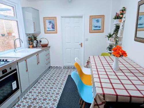- une cuisine avec une table, des chaises et un évier dans l'établissement TopHome Stoke Newington, à Londres