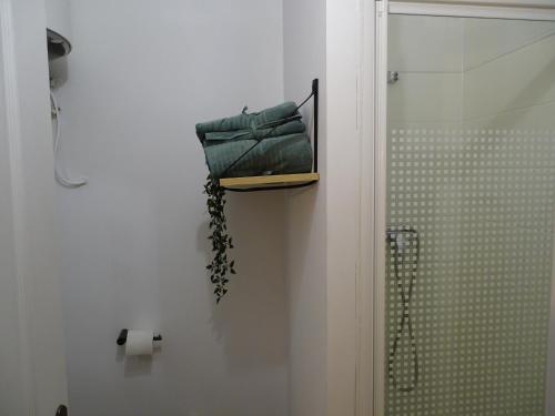 La salle de bains est pourvue d'une serviette accrochée au mur. dans l'établissement Le Charmant Vannerie, à Dijon