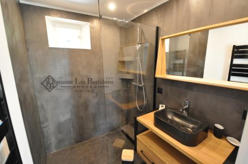 Ett badrum på Domaine Les Bastidons