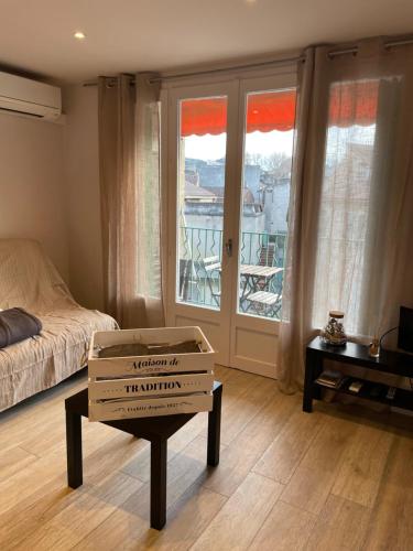 サン・レミ・ド・プロヴァンスにあるStudio idéal centre-ville meublé 2ème étage sudのベッドと窓が備わる客室です。