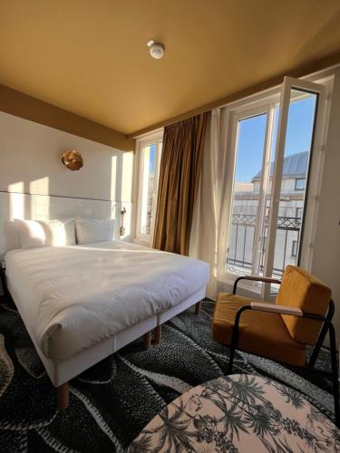 パリにあるハルヴェティアのベッドルーム1室(ベッド1台、椅子、窓付)