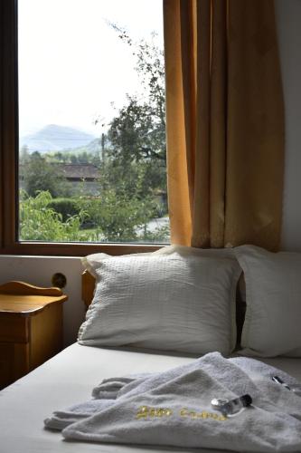 アプリルツィにあるGuest rooms Dyado Sabchoの窓付きのベッド(タオル付)