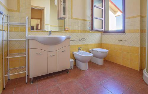 un bagno con lavandino e WC di Casa Gallinelle sarde a Castelsardo