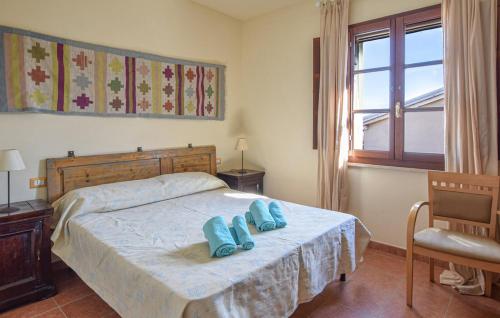 - une chambre avec un lit et 2 serviettes bleues dans l'établissement Casa Gallinelle sarde, à Castelsardo