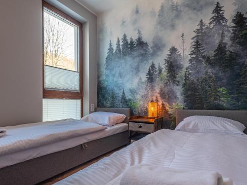 sypialnia z 2 łóżkami i obrazem na ścianie w obiekcie Apartamenty Aparts4U w Szklarskiej Porębie