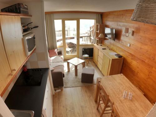 - une vue de tête sur une cuisine et un salon dans une petite maison dans l'établissement Appartement Studio Avoriaz, à Avoriaz
