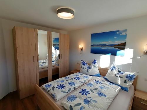 una camera da letto con un letto con cuscini blu e bianchi di Bergluft a Fügenberg